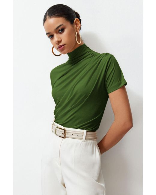 Trendyol Green Dehnbare, Öliggrüne, Kurzärmlige Bluse Mit Drapiertem Detail – Stehkragen, Figurbetont Für Damen