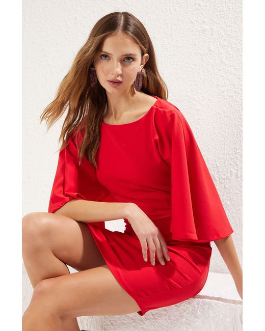 Trendyol Red Rotes, Gewebtes, Stilvolles Abendkleid Mit U-Boot-Ausschnitt Und Cape-Detail Für Damen