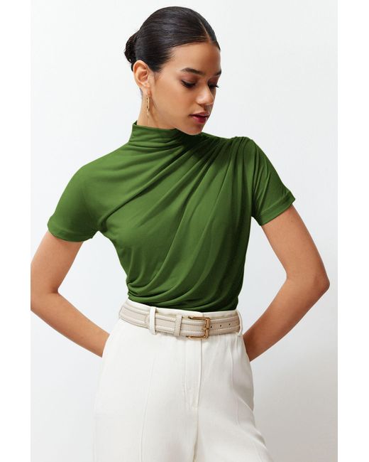 Trendyol Green Dehnbare, Öliggrüne, Kurzärmlige Bluse Mit Drapiertem Detail – Stehkragen, Figurbetont Für Damen