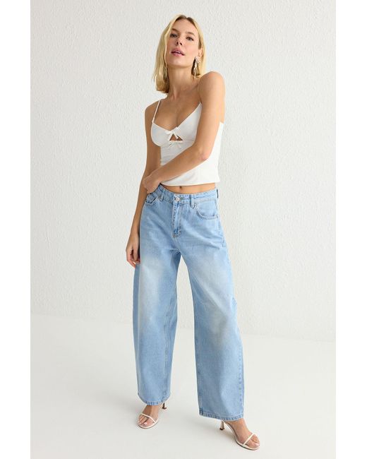 Trendyol White Weiße Crop-Webbluse Mit V-Ausschnitt Und Trägern Für Damen