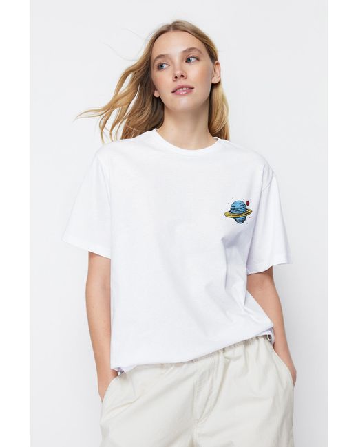 Trendyol White Galaxi bedrucktes es t-shirt im boyfriend-fit – 100 % baumwolle, rundhalsausschnitt –