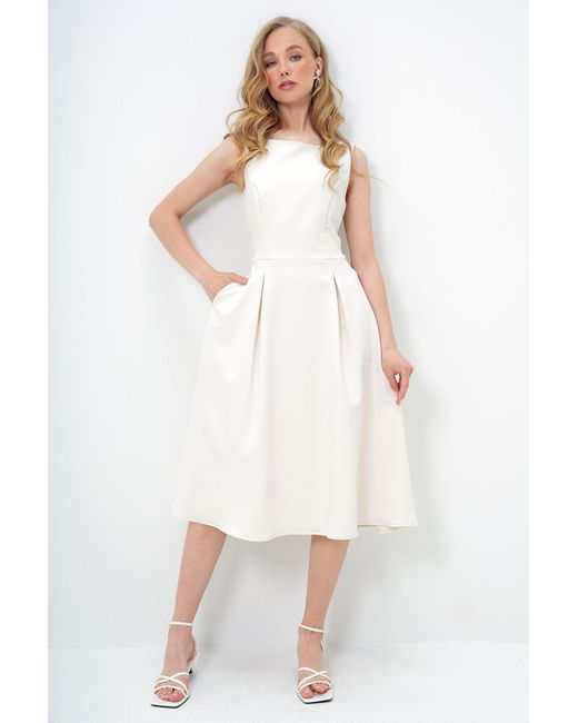 Trend Alaçatı Stili White Ecrufarbenes, Mit U-Boot-Ausschnitt Und Detaillierten Nähten Gefüttertes, Ausgestelltes Midikleid Für Damen