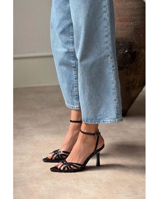 NİŞANTAŞI SHOES Blue Mery Schwarzes Lackleder Knöchelriemen Sandalen Mit Absatz Für Damen