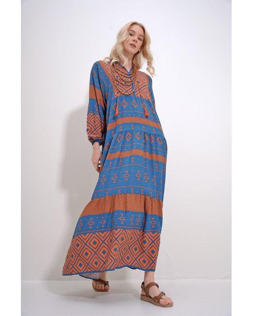 Trend Alaçatı Stili Blue Kleid aus gewebter viskose mit -blauem kragen und quasten, detailliert, mehrlagig, volant, ethnomuster,