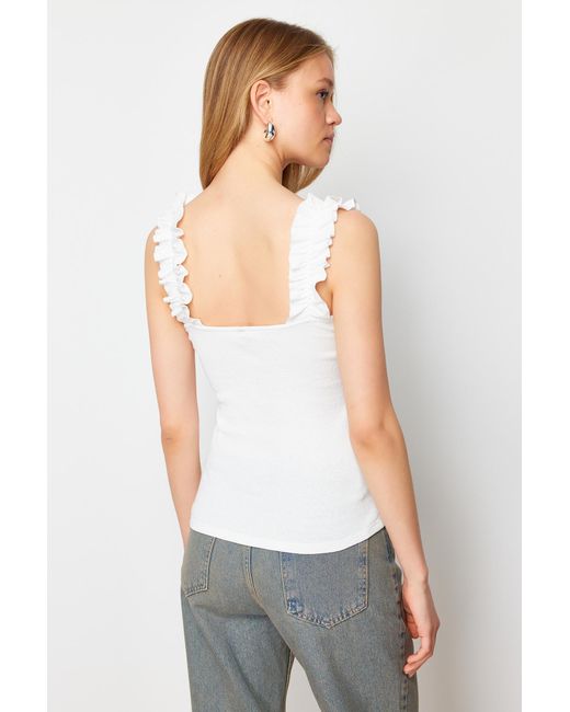 Trendyol White Farbene, taillierte/körperbetonte bluse aus geripptem, flexiblem strick mit raffung