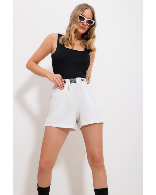 Trend Alaçatı Stili White Shorts aus gewebtem leinen mit zwei taschen und elastischer taille in stein alc-x11715
