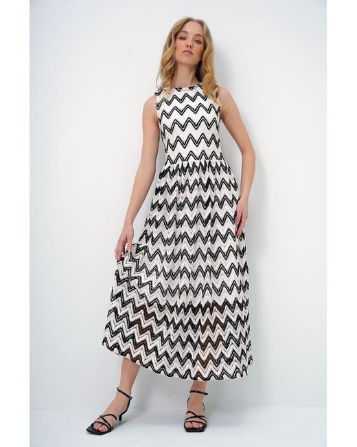 Trend Alaçatı Stili White Ecrufarbenes, Schwarz Gefüttertes Maxikleid – Nullärmel Für Damen