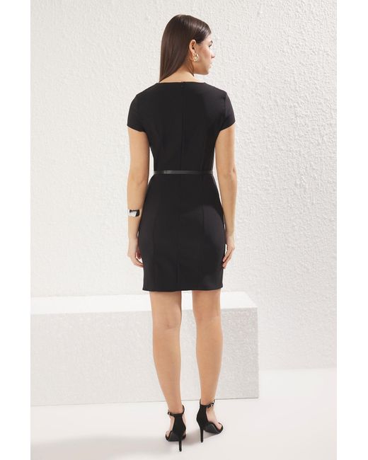 Trendyol Black Schwarzes, Gewölbtes, Schlichtes, Körperbetontes Mini-Webkleid Für Damen