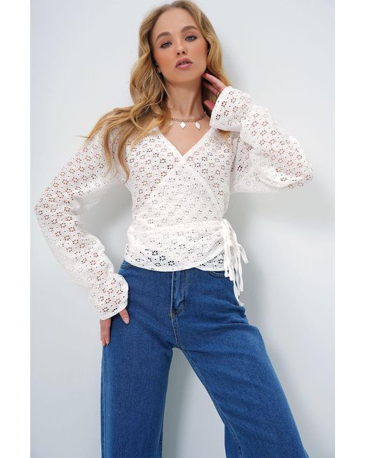 Trend Alaçatı Stili White Weiße Bluse Mit Zweireihigem Ausschnitt Und Bindedetail Für Damen