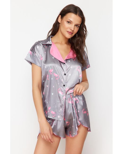 Trendyol Multicolor Graues, es pyjama-set aus gewebtem satin mit herz- und flamingo-muster