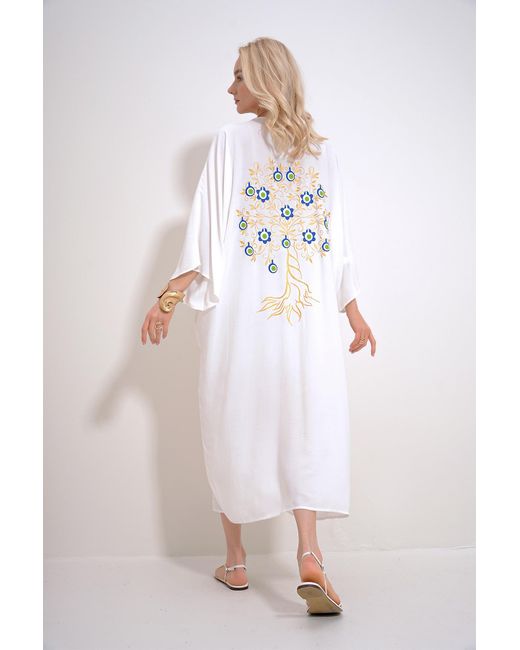 Trend Alaçatı Stili White Kleid aus gewebter viskose mit knopfleiste, rücken und taschen, wunschbaum-aufdruck,
