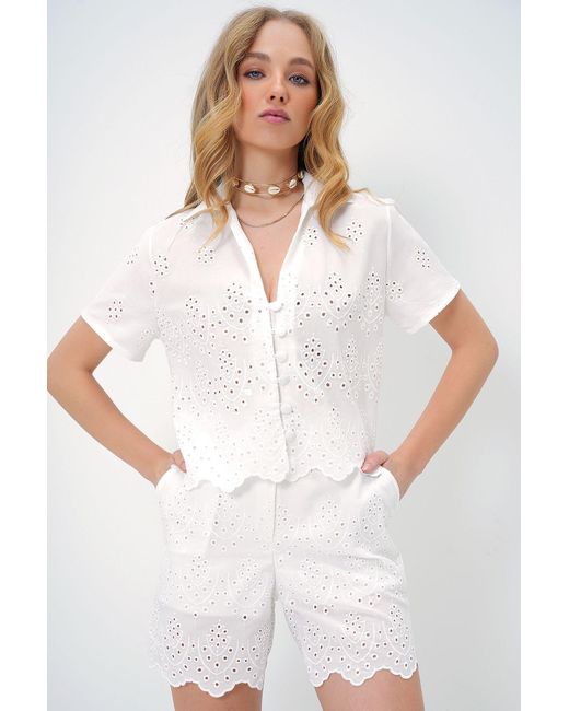 Trend Alaçatı Stili White Weiße Shorts Mit Saum Und Fisto-Weberei Für Damen