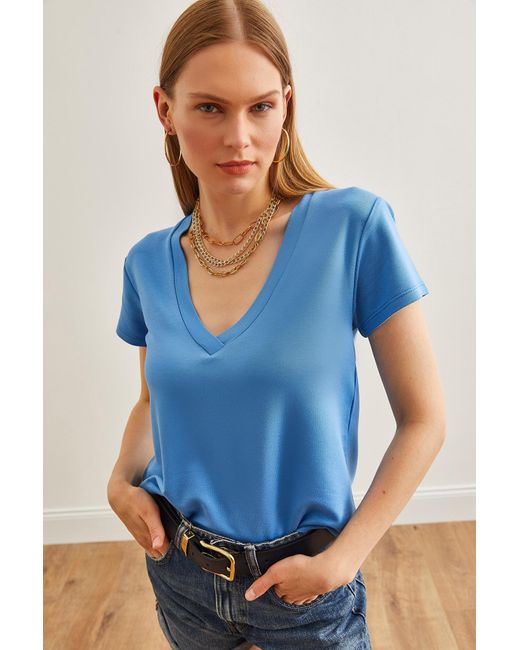 Olalook Blue Indigoblaues t-shirt aus modal mit tiefem v-ausschnitt und knöpfen