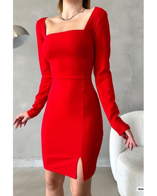 Deafox Red Rotes Kleid Mit Quadratischem Ausschnitt Und Langen Ärmeln Und Schlitzdetail Aus Importiertem Kreppstoff Für Damen