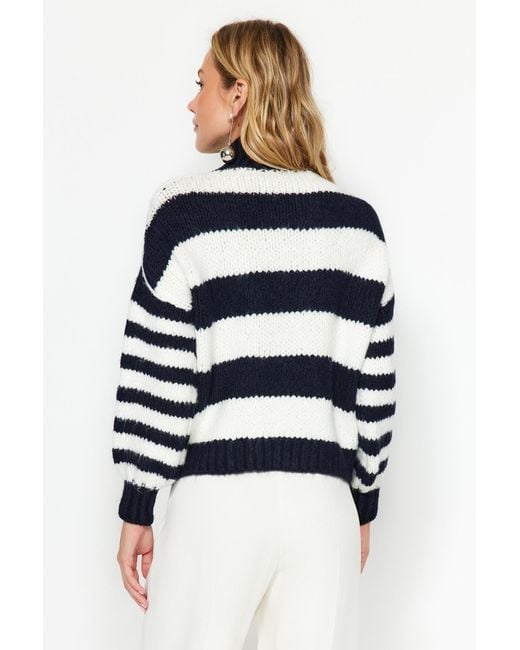 Trendyol Blue Marineblauer, Weich Strukturierter Strickpullover Mit Farbblock Und Stehkragen