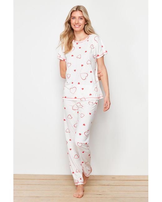 Trendyol White Weiß-rotes pyjama-set aus strick mit herzmotiv
