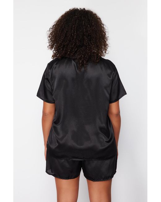 Trendyol Black Es pyjama-set aus satin mit hemdkragen und erdbeerstickerei