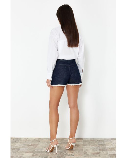 Trendyol Blue E, nachhaltigere high waist denim mini shorts mit beinausschnitt