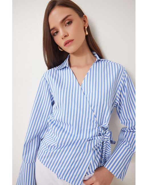 Happiness İstanbul Blue Weiß Gestreifte Wickelbluse Aus Popeline Mit Dreiecksausschnitt Für Damen