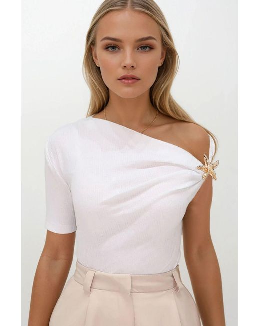 Trend Alaçatı Stili White Weiße Sommerbluse Mit Stern-Accessoires Und Einer Schulter Für Damen