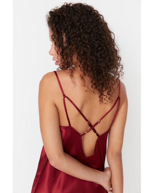 Trendyol Red Burgunderrotes Nachthemd Aus Gewebtem Satin Mit Degaje-Kragen Auf Der Rückseite Und Seilriemen Für Damen