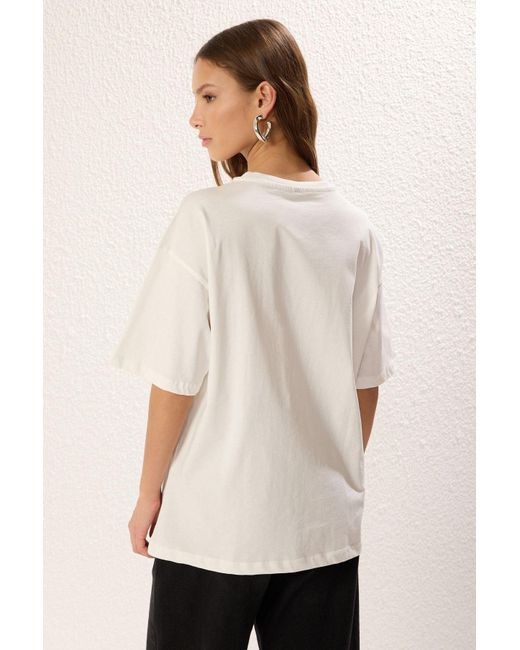 Trendyol Natural Bedrucktes, Übergroßes T-Shirt Aus-Baumwolle Mit Prägung – Für Damen