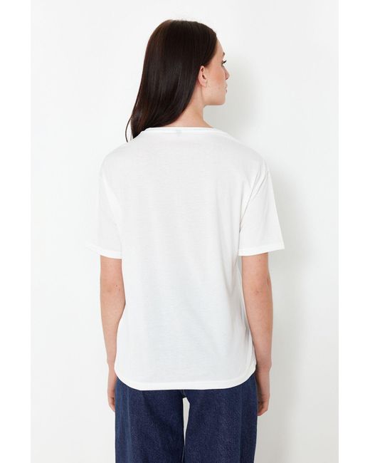 Trendyol White Es, steinbesetztes, kurzärmliges strick-t-shirt mit rundhalsausschnitt und accessoire-details