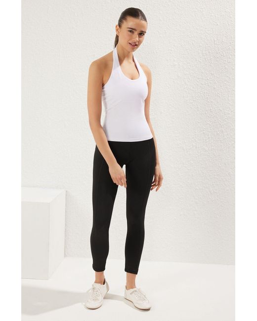 Trendyol Natural Gestricktes Sportoberteil Mit 2-Lagigen Gepolsterten Sport-Bhs – Weißer, Weicher, Gebürsteter Stoff Für Damen