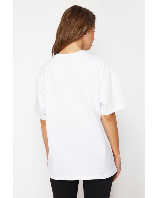 Trendyol White Es premium-t-shirt aus 100 % baumwolle mit spinnennetz-aufdruck in übergröße/weiter passform, gestrickt