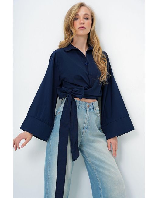 Trend Alaçatı Stili Blue Marineblaues Hemd Aus Popeline Mit Breiten Bündchen Und Detailliertem Bindeband Auf Der Vorderseite Alc-X13750 Für Damen