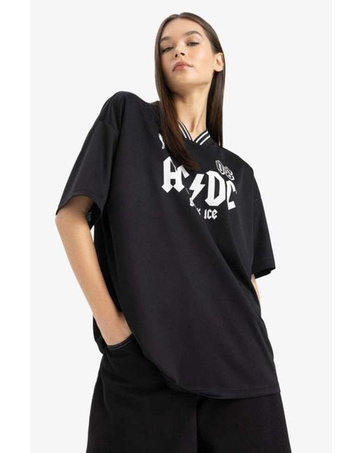 Defacto Black Neue Saison Coool Ac/Dc Oversize Wide Fit V-Ausschnitt Rücken Bedrucktes Kurzarm-T-Shirt Für Damen