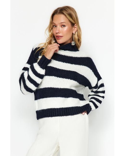Trendyol Blue Marineblauer, Weich Strukturierter Strickpullover Mit Farbblock Und Stehkragen