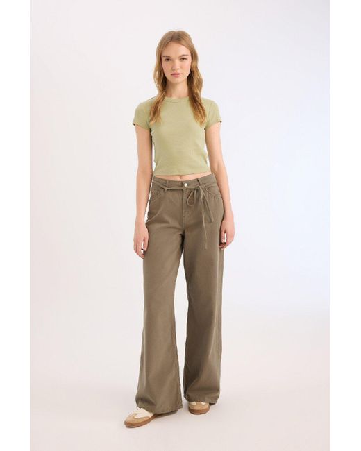 Defacto Natural Cool Geschnittenes, Geripptes Camisole-T-Shirt Mit Kurzen Ärmeln E0287Ax25Sm Für Damen