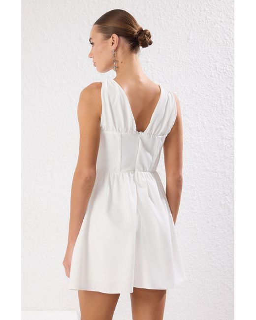 Trendyol White Gefüttertes, Gewebtes, Stilvolles Mini-Futterkleid Für Damen