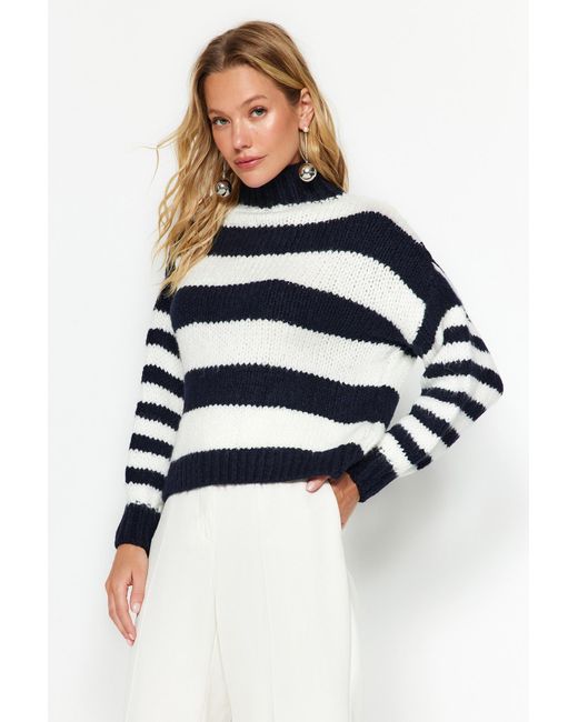 Trendyol Blue Marineblauer, Weich Strukturierter Strickpullover Mit Farbblock Und Stehkragen