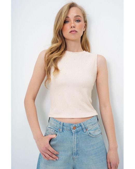 Trend Alaçatı Stili White Beigefarbene Crop-Bluse Mit Rundhalsausschnitt Und Perlenbesatz Für Den Sommer Für Damen