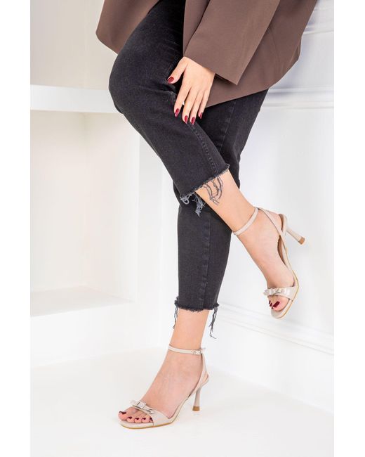 Soho Pink Klassische Schuhe Mit Absatz Aus Beigem Lackleder Für Damen