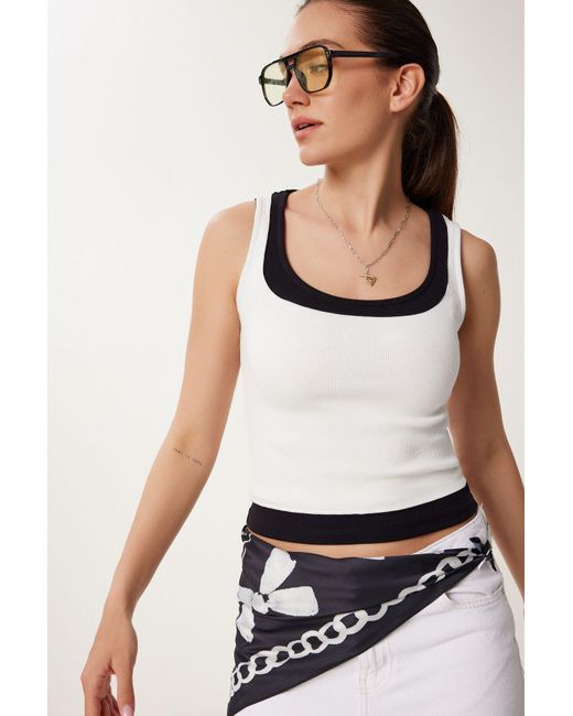 Happiness İstanbul White Kontrastfarbene Bluse Mit Dicken Trägern Für Damen