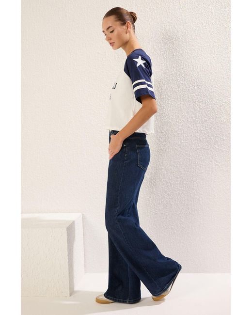 Trendyol Blue Crop-T-Shirt Mit Farbblock-Slogan – 100 Baumwolle, Entspannte Passform Für Damen