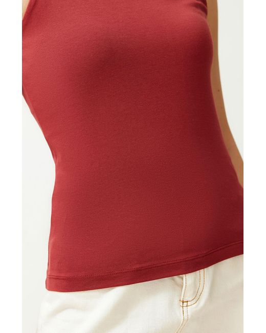 Trendyol Red Neckholder-shirt aus figurbetonter baumwolle mit flexiblem strick, sitzt am körper