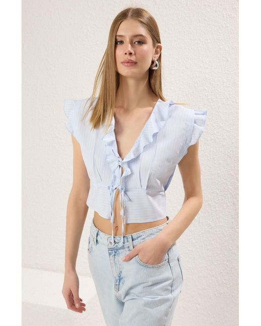 Trendyol White Gestreifte, Gewebte Bluse Mit Bindedetail Für Damen