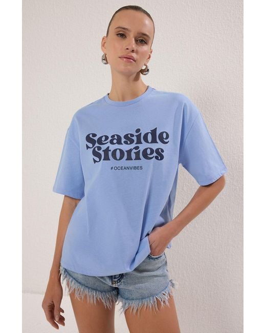 Trendyol Blue Hochwertiges, Hellblau Bedrucktes, Entspanntes T-Shirt Aus 100 Baumwolle – Für Damen