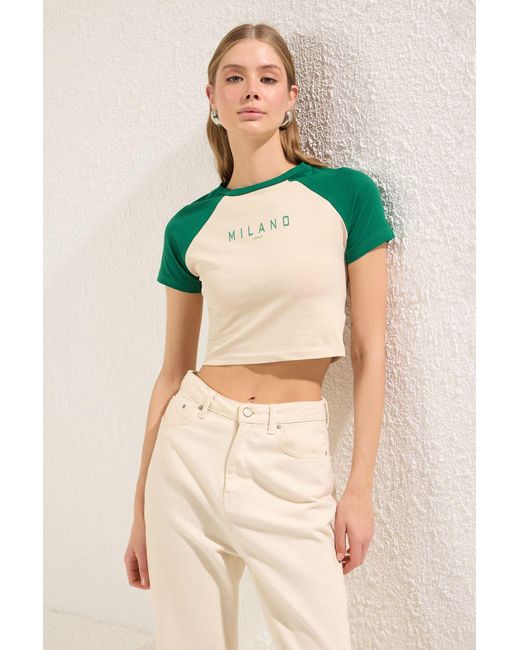 Trendyol Green Steinfarbenes Crop-Strick-T-Shirt Mit Slogan-Print – Für Damen