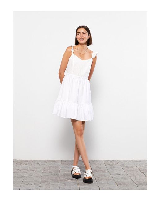 LC Waikiki White Kleid Aus Popeline Mit Herzförmigem Ausschnitt Und Bestickten Trägern Für Damen