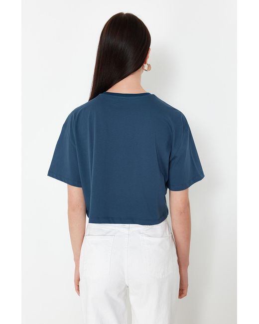 Trendyol Blue Oil – kurzes strick-t-shirt mit planeten-aufdruck, 100 % baumwolle, entspannte/bequeme passform,