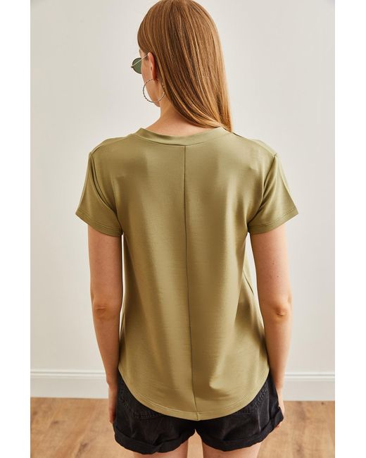 Olalook Green Farbenes t-shirt mit tiefem v-ausschnitt und knöpfen aus modal