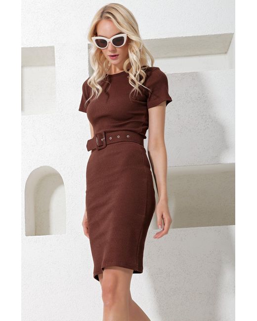 Trend Alaçatı Stili Brown Es, kurzärmliges camisole-kleid mit rundhalsausschnitt und gürtel