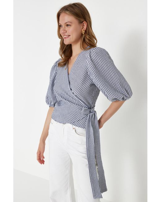 Trendyol Blue Marineblaue zweireihige bluse aus seersucker-stoff mit schnürung