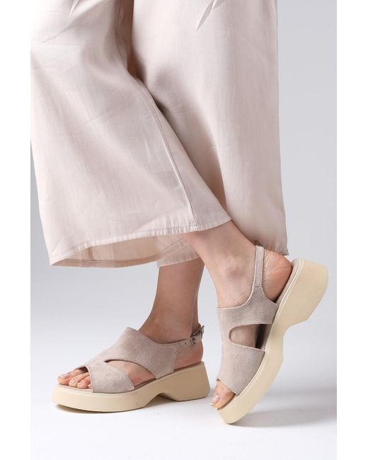 Mio Gusto Natural Blair Beigefarbene Sandalen Mit Asymmetrischem Schnitt Und Dicker Sohle Für Damen