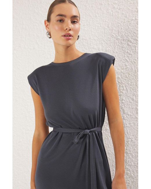 Trendyol Blue Anthrazitfarbenes Maxi-Strickkleid Mit Rundhalsausschnitt – Einfarbig Gepolstert, Shift-Cut Für Damen